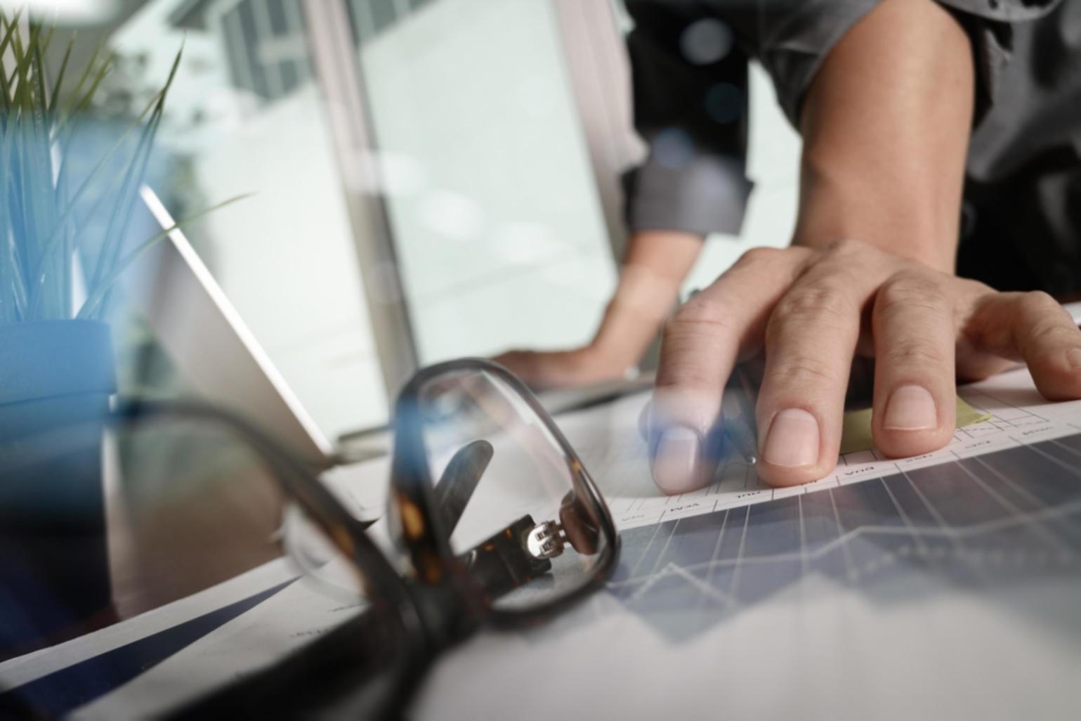 Equipo trabajando en análisis SEO